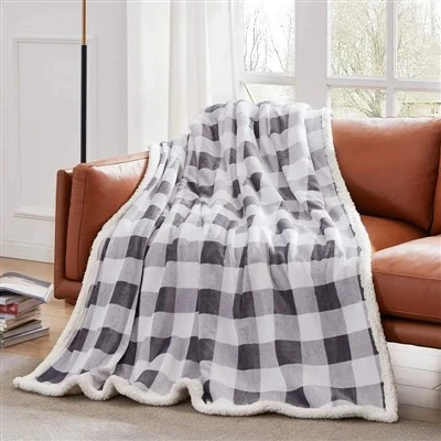 Couverture Sherpa à carreaux noirs et blancs